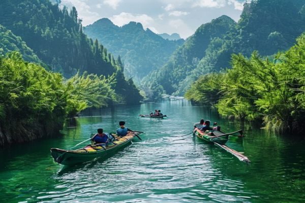 游客乘坐竹筏在琉璃川碧绿水面上漂流，两岸翠竹葱茏、山峦叠嶂，水面倒影如镜、沉浸感极强