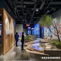 琉璃川体验设计总监苏雨涵，创意气质鲜明，摄于景区体验中心，背景为充满设计感的互动展示区